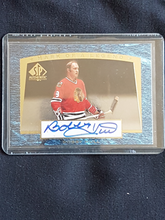 Load image into Gallery viewer, 1998 Upper Deck SP Authentic 284/560 Bobby Hull Auto/Signature #M5 Nrmt-Mt